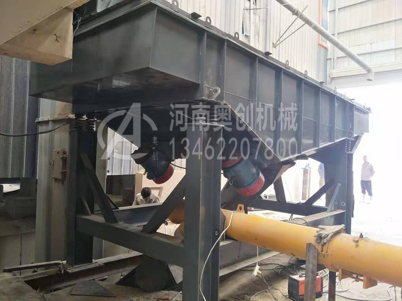 砂石生產線篩分專用直線振動篩電機基座損壞原因分析