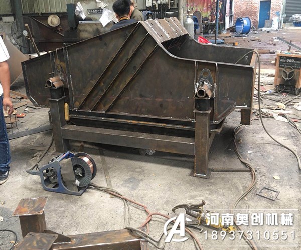 一小時生產100噸的洗砂生產線一般使用多少型號的振動脫水篩？